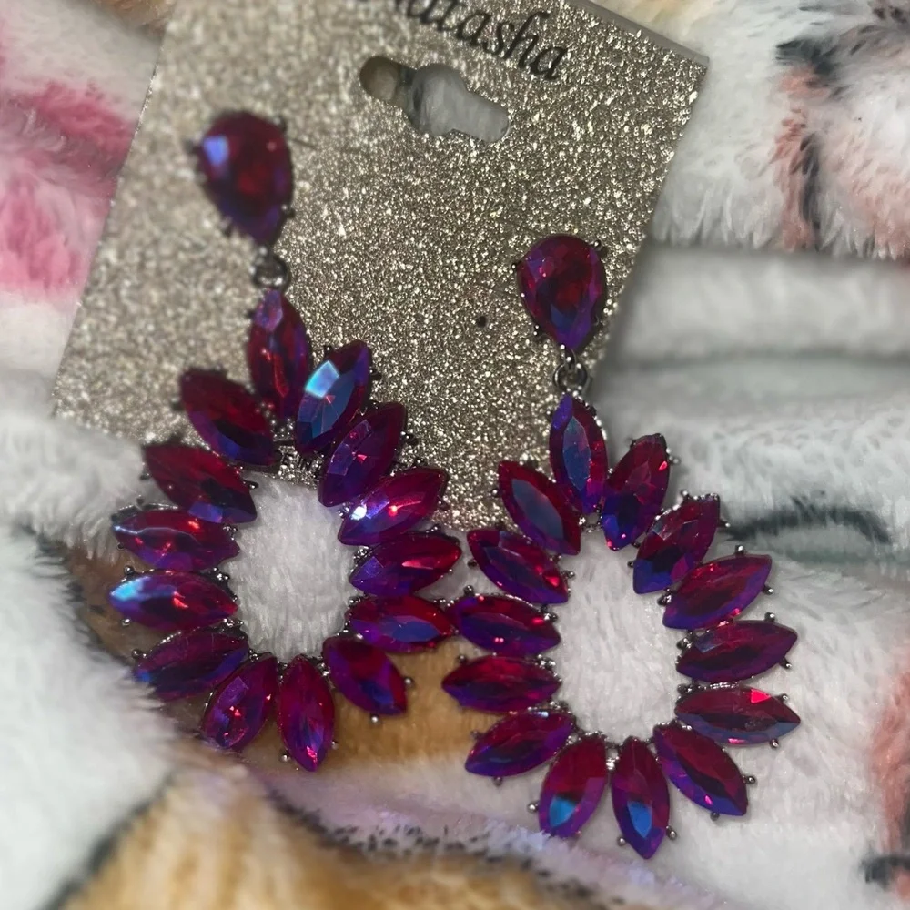 Fuchsia rhinestones statement earrings - Picture 4 of 5